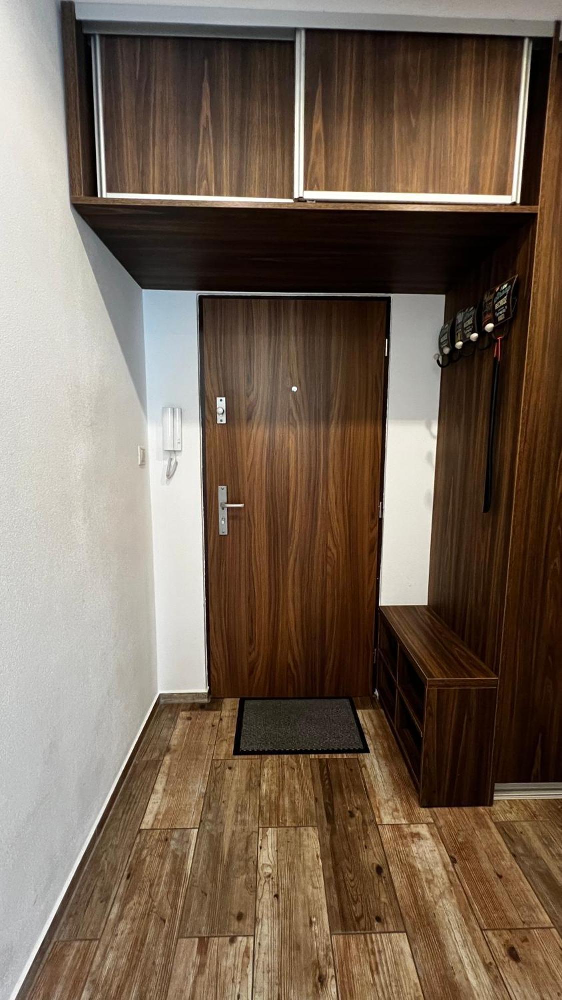 Industrial Apartment I 24Hr Self Check-In I Free Parking & Coffee Banska Bystrica Exterior photo